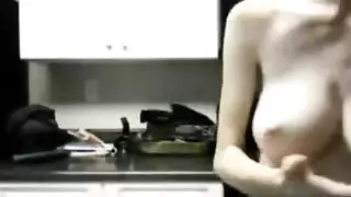 حصلت فتاة مثيرة للتو على المنزل وقررت التحقق من زوجها النائم في عام 2010 حصلت فتاة مثيرة للتو على المنزل وقررت التحقق من زوجها النائم في عام 2010