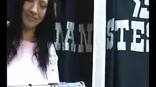 رجل ممحون ينيك صاحبة محل ملابس في غرفة التغير بسرية و بطريقة ناار