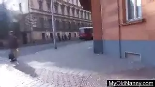 الجدة السمينة ترتدي جوارب طويلة أثناء ممارسة الجنس مع رجل وسيم ذو لحية