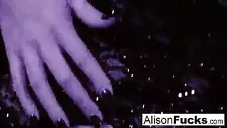 أليسون تايلر هي فاتنة مثيرة للغاية تحب أن تحصل على اللعنة الخلفية في وضع هزلي