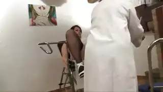 الملاعين نفسها مع قضيب جلدي كبير الملاعين نفسها مع قضيب جلدي كبير