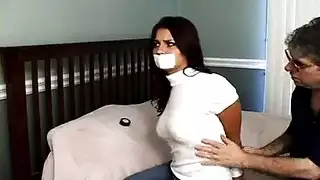 عاشق يغتصب حبيبته الجميلة يختطفها ويوثقها بالحبال و يعريها ويمسك بزازها و يلعب في حلماتها ويصورها