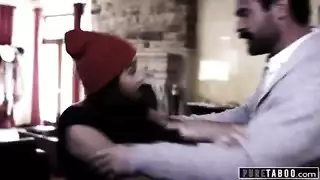 فتاة مراهقة متمردة تنيك أبوها في أسخن سكس محارم وتصالحه على طريقتها الخاصة