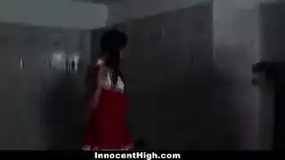رجل الرعاية يصفع امرأة شابة في غرفة خلع الملابس في صالة الألعاب الرياضية رجل الرعاية يصفع امرأة شابة في غرفة خلع الملابس في صالة الألعاب الرياضية
