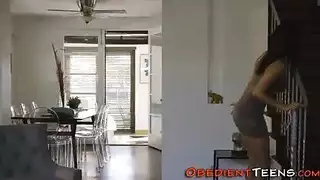 مراهقة رائعة ، عالية لديها ابتسامة جميلة على وجهها ، لأنها تحب الجنس العرضي مراهقة رائعة ، عالية لديها ابتسامة جميلة على وجهها ، لأنها تحب الجنس العرضي