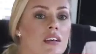 شقراء رائعة تستمني على التلفزيون ، بدلاً من مشاهدة فيلم جيد أو الدراسة من أجل امتحاناتها