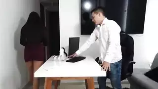 الأمين يلعق مؤخرتها ويمتص ديك رئيسه حتى لا يخرجوها من الشركة كاميلا موم الأمين يلعق مؤخرتها ويمتص ديك رئيسه حتى لا يخرجوها من الشركة كاميلا موم