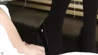 زوجة الاب توقظ ابن زوجها بلحس زبه لانها ممحونة و محتاجة لزب ينيكها جسمها المثير