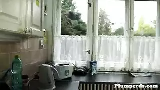 ناضجة بضة بجسم ناعم و أحلى بزاز تقعد بكسها فوق فم نياكها كي يمتعها بقوة قبل أن تمصه