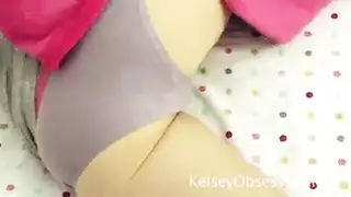 يشتهي كس اخته و طيزها و هي نائمة و يحلب زبه عليها بشهوة قوية