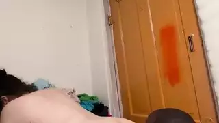 زوجة حامل مفلس تحصل على إصبعها ومارس الجنس من قبل الديك الأسود الكبير في الخزانة زوجة حامل مفلس تحصل على إصبعها ومارس الجنس من قبل الديك الأسود الكبير في الخزانة