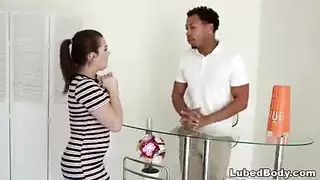 مساج ساخن لاجمل مؤخرة بيضاء طرية ينتهي ينيكة جامدة مع البنت الحلوة الشرموطة