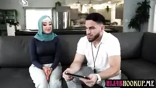 تحصل في سن المراهقة العربية مع الحجاب البنفسجي على دروس التركيز من مدرب كرة القدم لها تحصل في سن المراهقة العربية مع الحجاب البنفسجي على دروس التركيز من مدرب كرة القدم لها