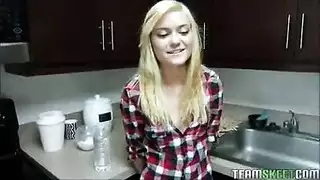 حصلت مراهقة شقراء جديدة على عرض مثير من رجل التقت به في العمل حصلت مراهقة شقراء جديدة على عرض مثير من رجل التقت به في العمل