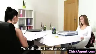 أداة تعريف إنجليزية غير معروفة، البنت الشابة، صب، ب، أداة تعريف إنجليزية غير معروفة، المرأة الأخرى،