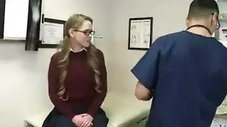 الطبيب المشاغب يحصل على امرأة سمراء ولفة لطيفة من مريض وقحة تعمل معها. الطبيب المشاغب يحصل على امرأة سمراء ولفة لطيفة من مريض وقحة تعمل معها.