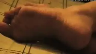 جميلة ربة منزل يجلس في غرفة المعيشة والانتظار بفارغ الصبر للحصول على الديك الصلب. جميلة ربة منزل يجلس في غرفة المعيشة والانتظار بفارغ الصبر للحصول على الديك الصلب.