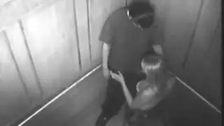 توجد كاميرا خفية عميقة في غرفة مخفية وتسجل كل ما تفعله السيدات هناك