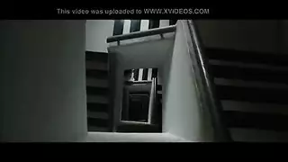 الفتيات الجميلات في الملابس الداخلية الجيدة يلهون مع رجل قرنية، في غرفة نومهم الفتيات الجميلات في الملابس الداخلية الجيدة يلهون مع رجل قرنية، في غرفة نومهم