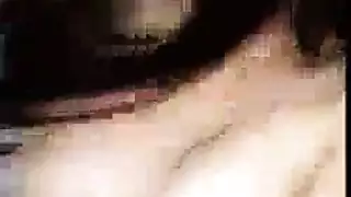 تحصل مارس الجنس في سن المراهقة الآسيوية في سريرها ولا تعرف عن كاميرا خفية في غرفة نومها.