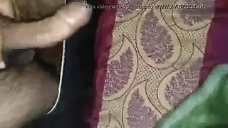 أجبر رجل أقرن صديقه المذهل على بلوغ الذروة ، بينما كان لزوجته واحدة أخرى في غرفة نومها