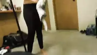 صاحبها يمتنع ان ينيكها فتمارس الأغراء عليه و تقول أنها مطلقة وتريد الزب بشدة