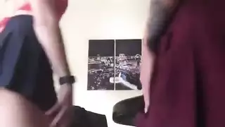 أبيلا دانجر ورجل أسود لديهما مجموعة ثلاثية بين السباقات البرية مع جارهما ، في شقتهم أبيلا دانجر ورجل أسود لديهما مجموعة ثلاثية بين السباقات البرية مع جارهما ، في شقتهم