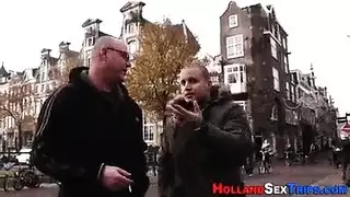 أصابع فاتنة الهواة الحقيقية اليورو وأصابع الاتهام من الخلف في مكاتبها بعد مص الديك