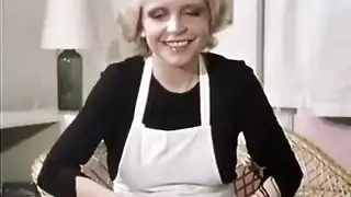 الخادمة الساخنة تستقبل الضيف بنيكة مثيرة و بكسها اللذيذ