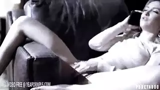 الاب النياك يستغل ابنته الشقراء ويضاجعها بقوة بينما هي تتحدث مع حبيبها الغافل