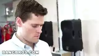 اللاتينية مع الحمار كبيرة يعلم السامبا الدروس لكنها الملاعين مع الرجال الذين يأتون وحدها في دروس الرقص