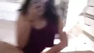 فتاة أجنبية في الثانوية تعري كسها و تلعب فيه وتشهد حبيبها يفرك زبره عالويب كام وتهيج