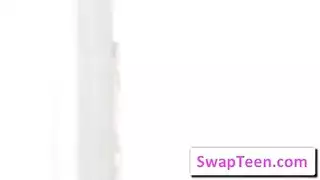 يركع بيبر هارت على الأرض ويمتص عصا لحم سوداء كبيرة ، مثل الفاسقة يركع بيبر هارت على الأرض ويمتص عصا لحم سوداء كبيرة ، مثل الفاسقة