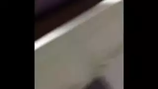 الكلبة الشقراء تلتصق بقضيب أسود كبير أسفل حلقها القذر وتقوم بتدليك زيت كبير