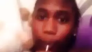 امرأة سمراء سيئة يحب طعم خطوة أخي أخي في فمها ويحصل عليه الحمار