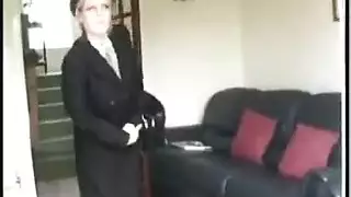 تلقيت سيدة الشرطة الجميلة مكالمة من صديق زوجها الذي يريد أن يمارس الجنس مع أدمغتها تلقيت سيدة الشرطة الجميلة مكالمة من صديق زوجها الذي يريد أن يمارس الجنس مع أدمغتها