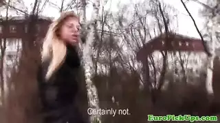 تتلقى الأنثى الأوروبية الحقيقية المجاورة وفرة من السائل المنوي من العضو الذكر، أثناء ممارسة الجنس الفموي معه تتلقى الأنثى الأوروبية الحقيقية المجاورة وفرة من السائل المنوي من العضو الذكر، أثناء ممارسة الجنس الفموي معه