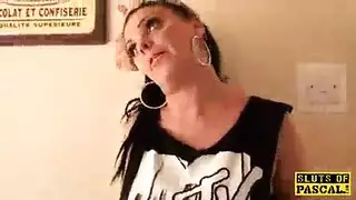 الفاسقة الناضجة مثير بالكاد يرتدي السراويل أو الزي الآخر أثناء امتصاص الديك شريكها.