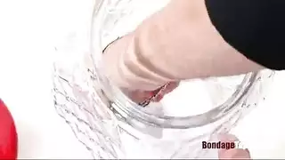 زوجة تحب السادية زوجها يربطها في السرير و يخنقها و ينيكها في كل أخرامها بقسوة