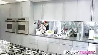 مثير إيفا يي يذهب منفردا مع شخص غريب يعطي لها رحلة بحجم كريم. مثير إيفا يي يذهب منفردا مع شخص غريب يعطي لها رحلة بحجم كريم.
