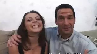امرأة سمراء مثيرة ، نشرت بيني باكس ساقيها وبدأت اللعب كسها أمام الكاميرا امرأة سمراء مثيرة ، نشرت بيني باكس ساقيها وبدأت اللعب كسها أمام الكاميرا