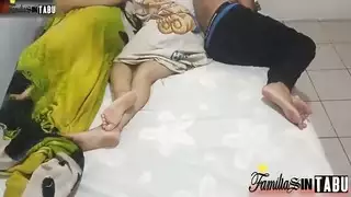 البنات المنحرفون يدخلون في سرير زوجة الأب الشابة ويأتي داخل كس مليء بالحليب