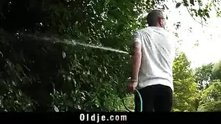 فتاة صغيرة في منتهى الجمال بزازها منفوخة تتناك من رجل كبير في السن