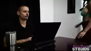 فتاة تراود اخوها الكبير و هي ساخنة و تبحث عن الجنس فتاة تراود اخوها الكبير و هي ساخنة و تبحث عن الجنس