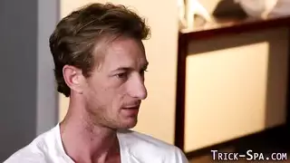 فاتنة شقراء في سن المراهقة تمسك ساقيها مرفوعة عاليا بينما عشيقها يلعق بوسها محلوق