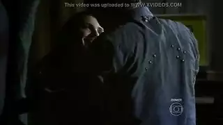 امرأة سمراء جميلة مع الثدي الصغيرة تمتص ديك أسود كبير بعد أن يمسح شريكها مؤخرتها الجميلة