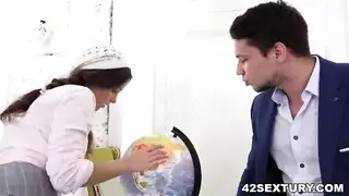 في سن المراهقة ضفيرة ، يمارس آبي لي الجنس مع رجل أسود ، لجعله يديرها