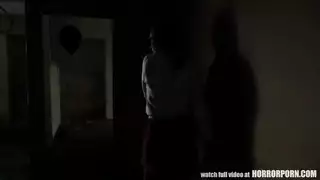 من العار أن هذه الفتاة الأمريكية الجديدة لم تستطع أداء روتينها اليومي ، لأنه كان صعبًا للغاية من العار أن هذه الفتاة الأمريكية الجديدة لم تستطع أداء روتينها اليومي ، لأنه كان صعبًا للغاية