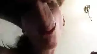 امرأة سمراء الحسية هي وجود مجموعة من ثلاثة أشخاص مع رجل وأفضل صديق له، في منزلها.