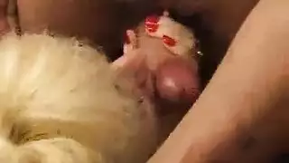 شقراء فرنسي يرتدي جوارب سوداء وحزام الرباط أثناء الحصول على مسمر في الفناء الخلفي. شقراء فرنسي يرتدي جوارب سوداء وحزام الرباط أثناء الحصول على مسمر في الفناء الخلفي.